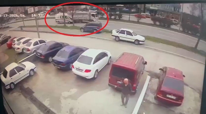 Vakaya giden ambulansın kaza anı kamerada: 1 ölü, 3 yaralı
