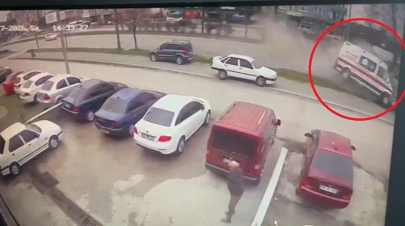 Vakaya giden ambulansın kaza anı kamerada: 1 ölü, 3 yaralı
