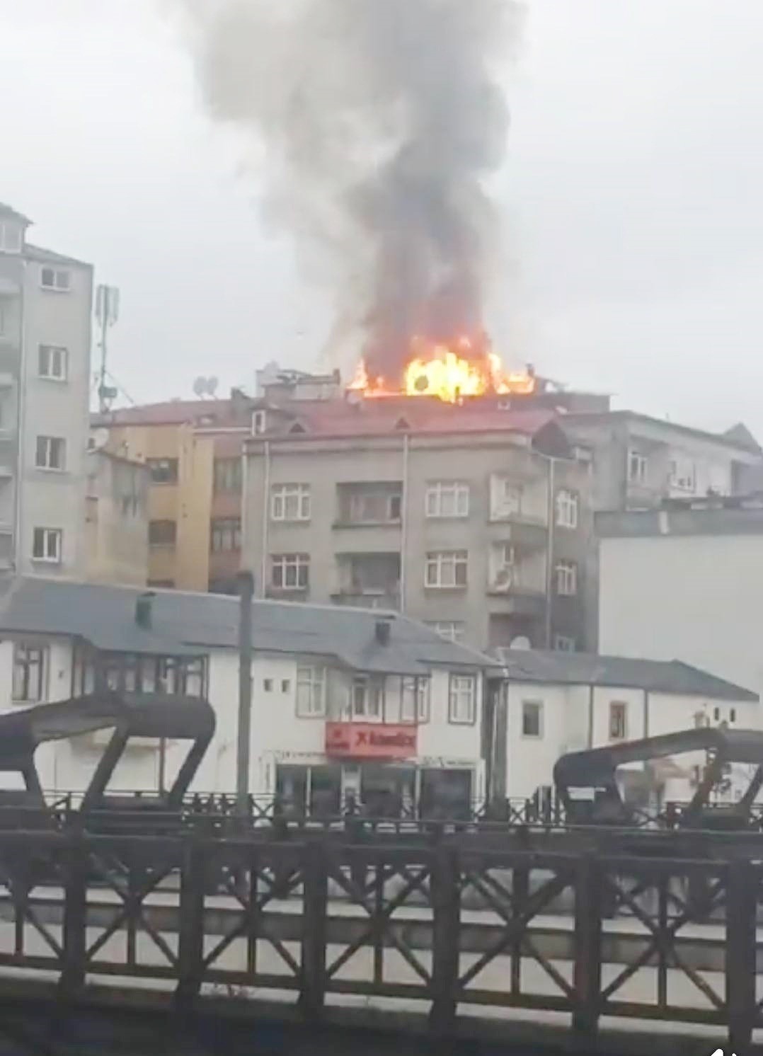 Vakfıkebir’de çatı yangını korkuttu
