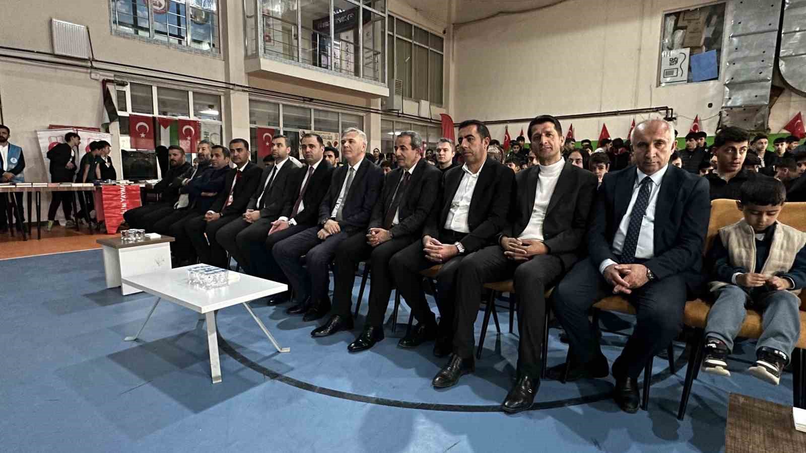 "Vakti Kuşanmak" il sergisi Yüksekova’da düzenlendi
