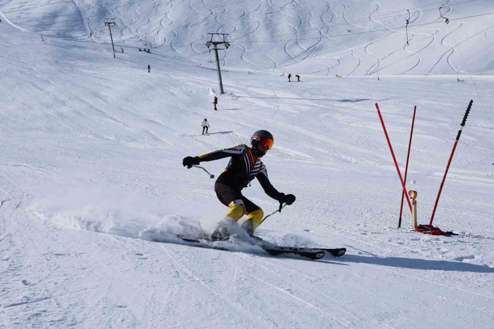 Vali Ahmet Karakaya, kayak il birinciliği müsabakalarında sporcularla buluştu
Vali Ahmet Karakaya, kayak il birinciliği müsabakalarında sporcularla buluştu