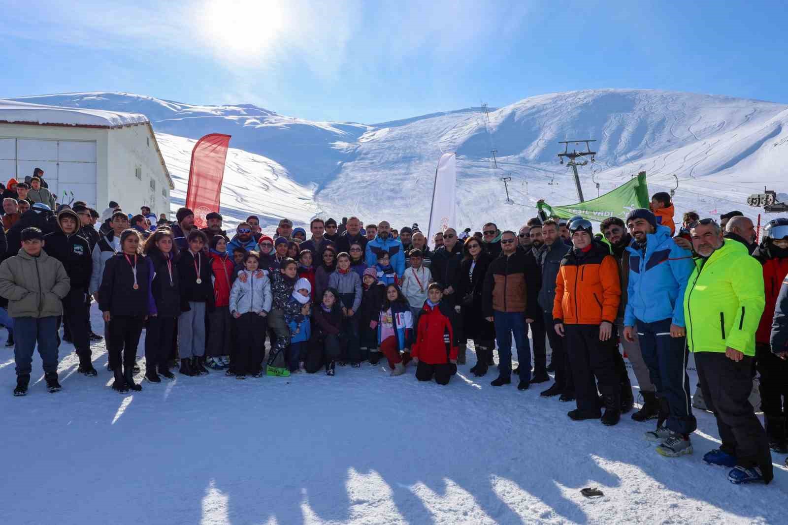 Vali Ahmet Karakaya, kayak il birinciliği müsabakalarında sporcularla buluştu
Vali Ahmet Karakaya, kayak il birinciliği müsabakalarında sporcularla buluştu