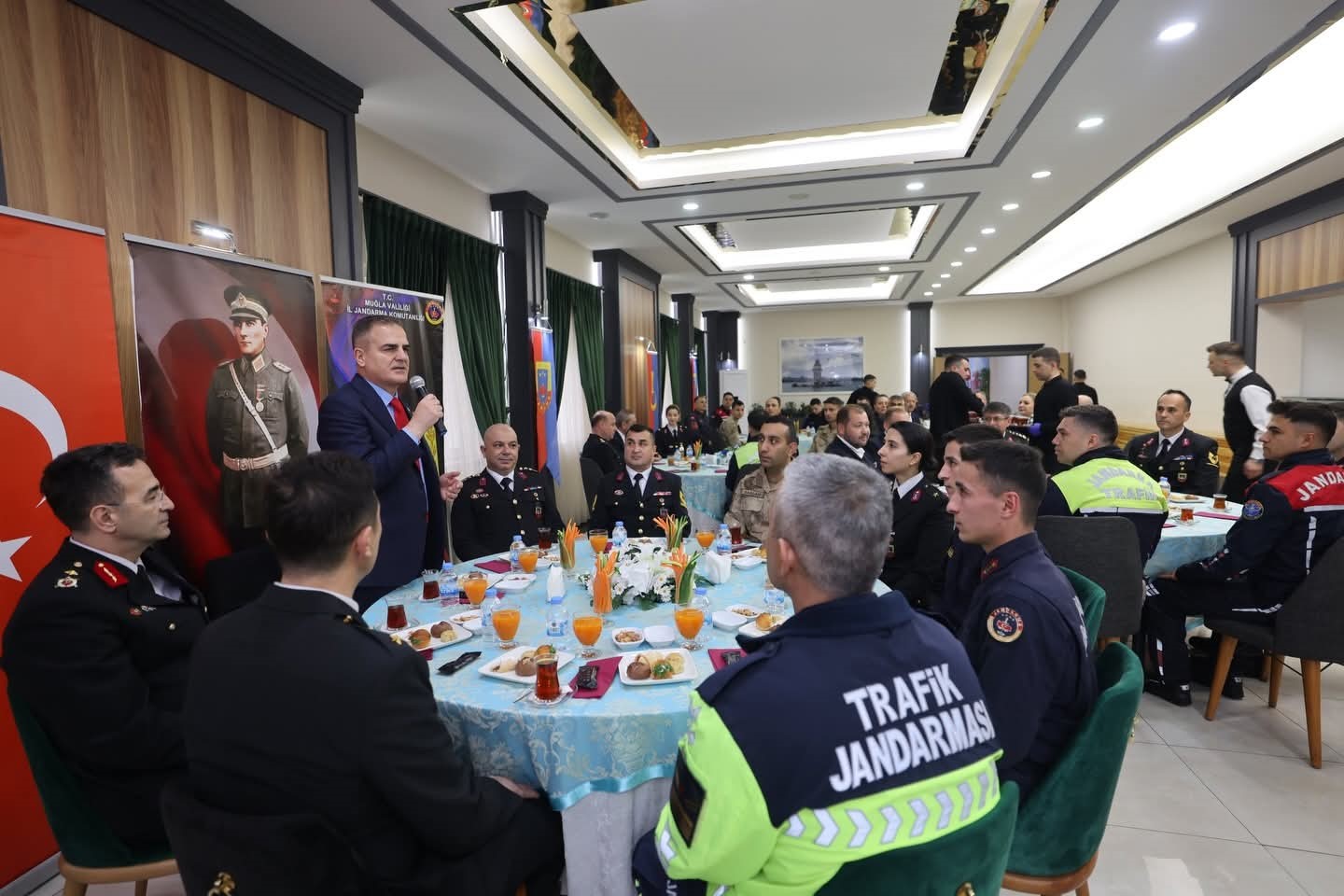 Vali Akbıyık bayramda güvenlik güçleri ile bir araya geldi
