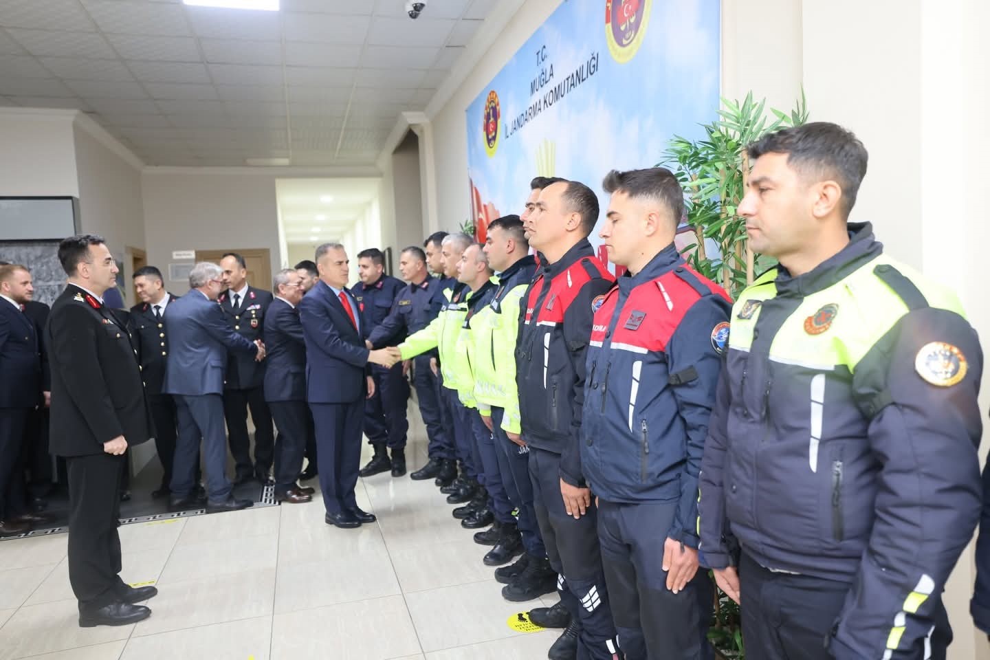 Vali Akbıyık bayramda güvenlik güçleri ile bir araya geldi
