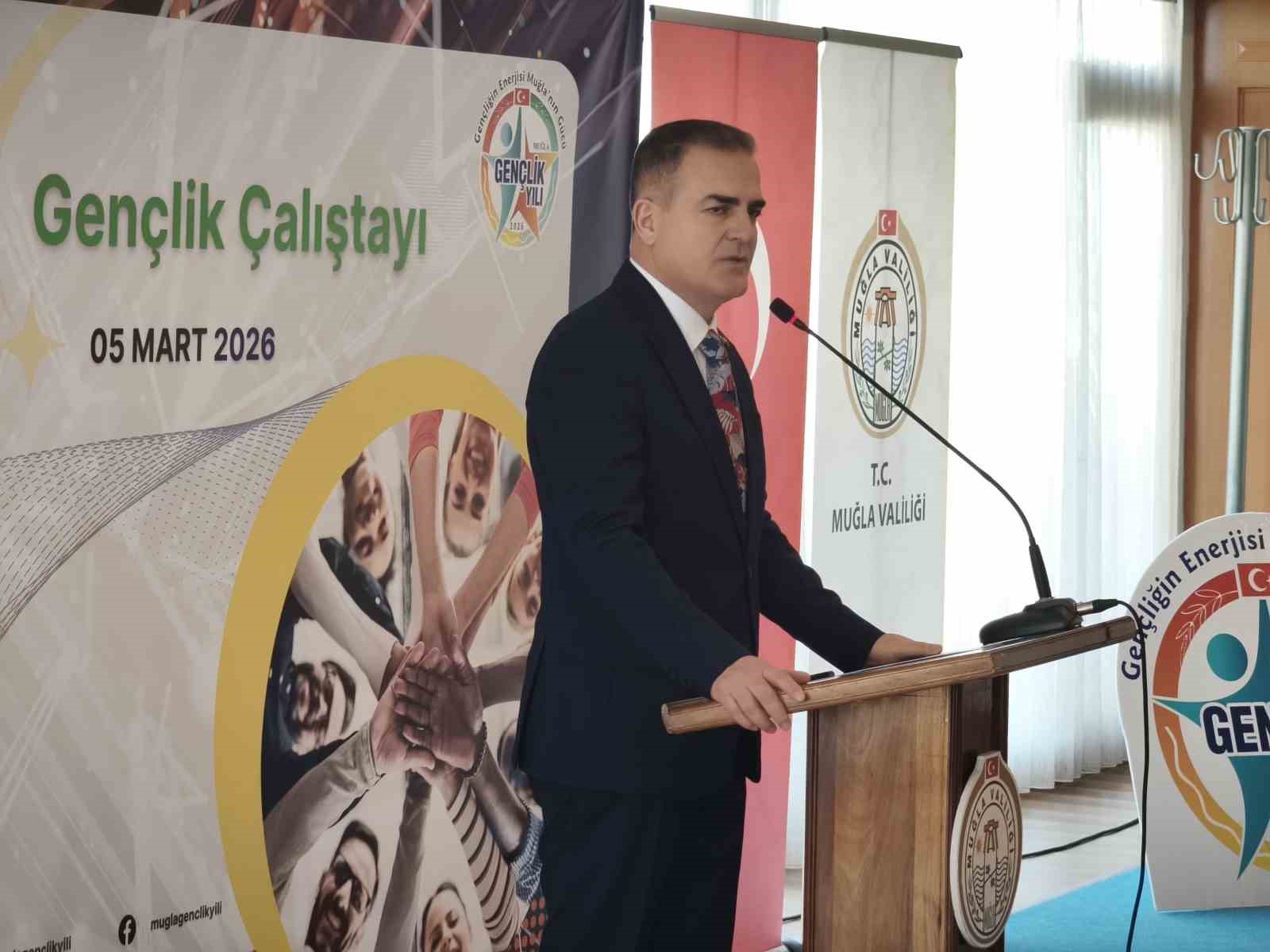 Vali Akbıyık gençlerle çalıştayda buluştu
