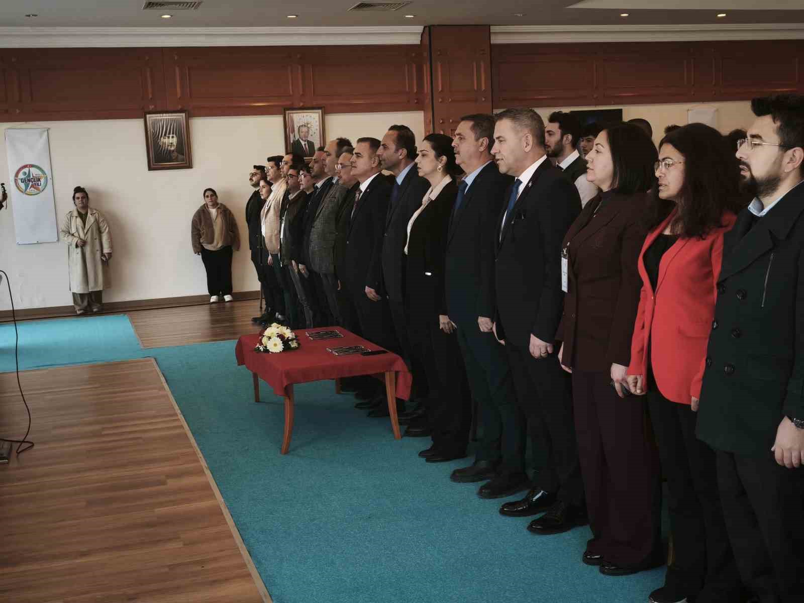 Vali Akbıyık gençlerle çalıştayda buluştu
