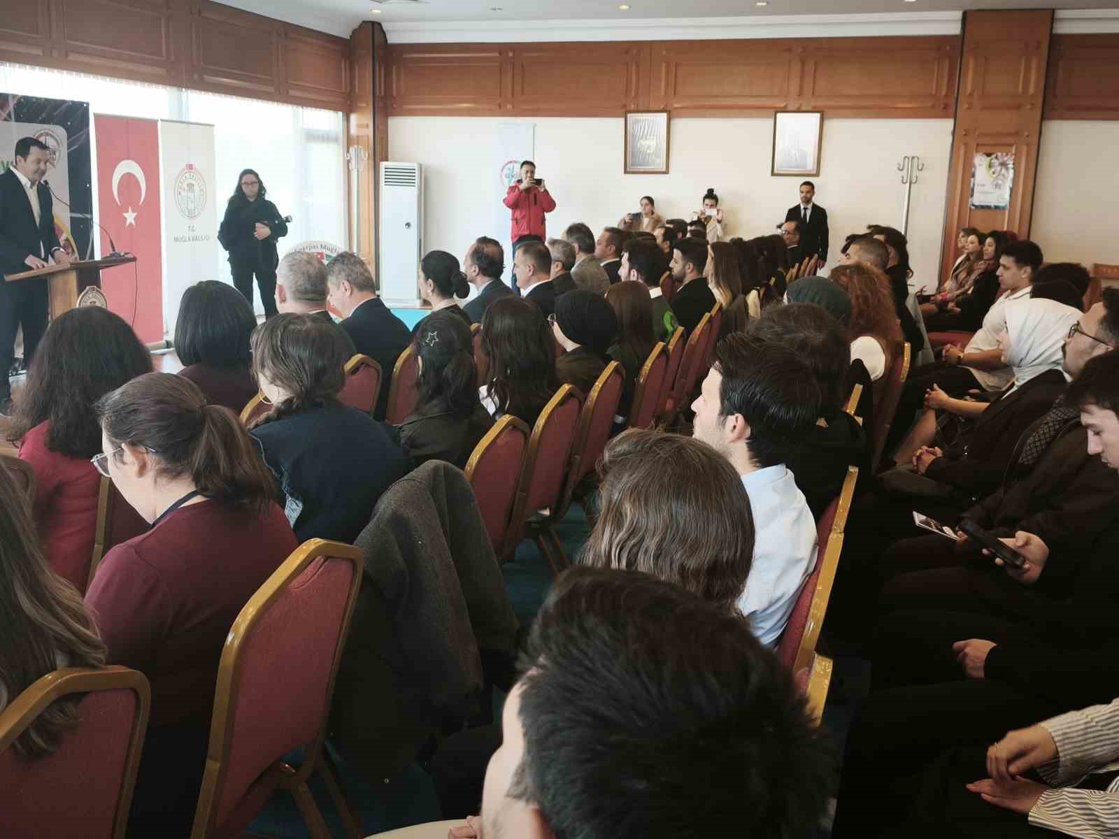 Vali Akbıyık gençlerle çalıştayda buluştu
