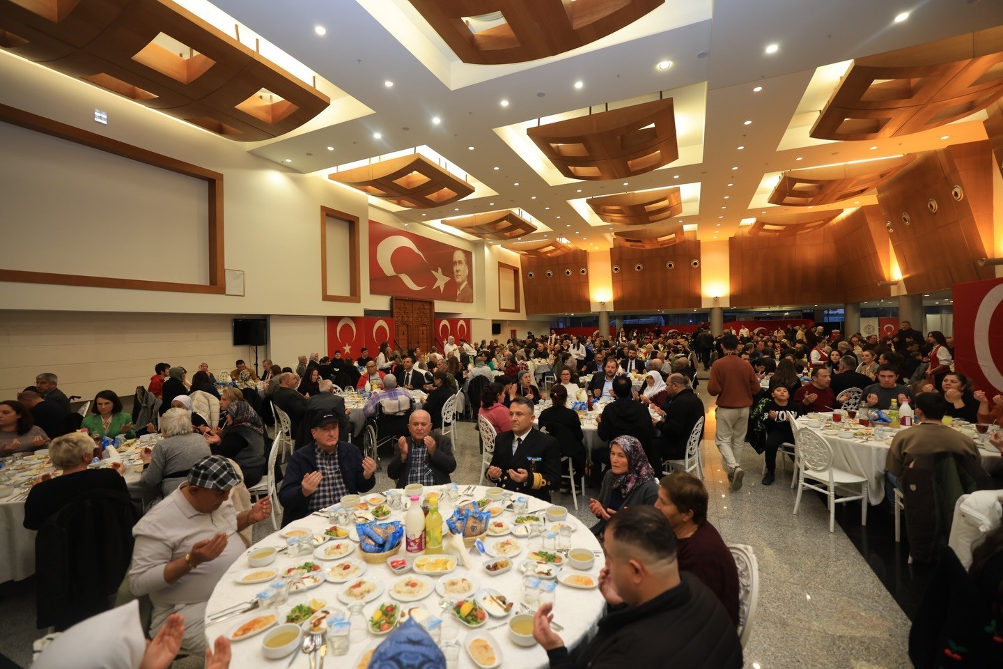 Vali Akbıyık, gönül sofrasında vatandaşlarla buluştu
Vali Akbıyık, gönül sofrasında vatandaşlarla buluştu