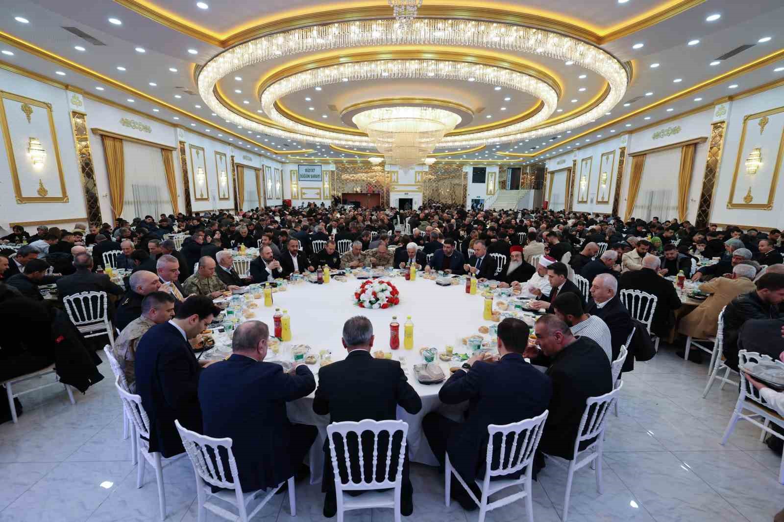 Vali Akkoyun, Midyat’ta vatandaşlarla iftarda bir araya geldi
