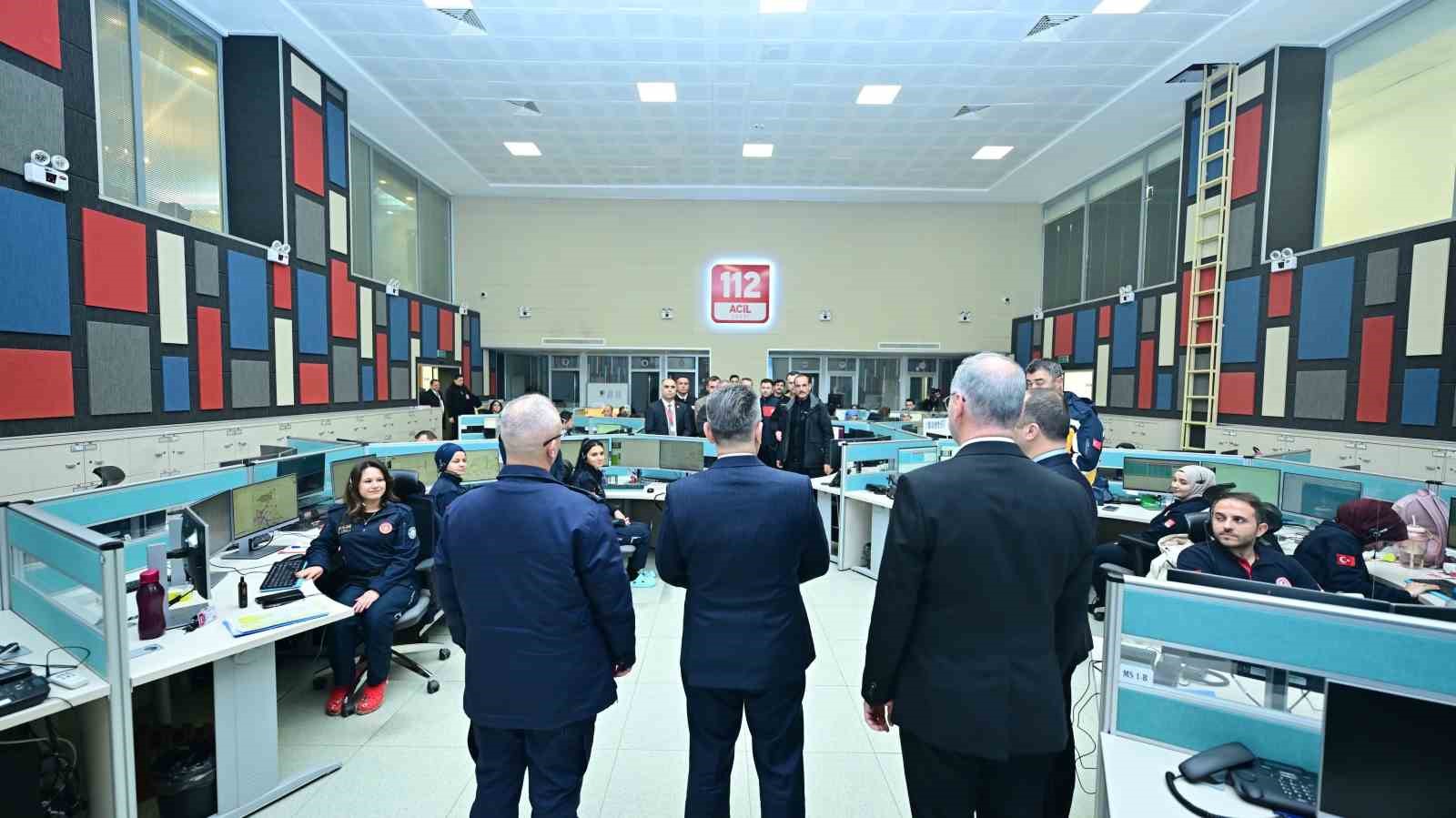 Vali Aksoy, 12 Acil Çağrı Merkezi personelinin yeni yılını kutladı
