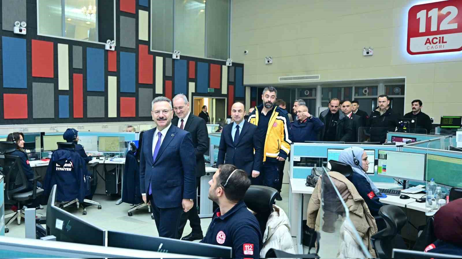 Vali Aksoy, 12 Acil Çağrı Merkezi personelinin yeni yılını kutladı
