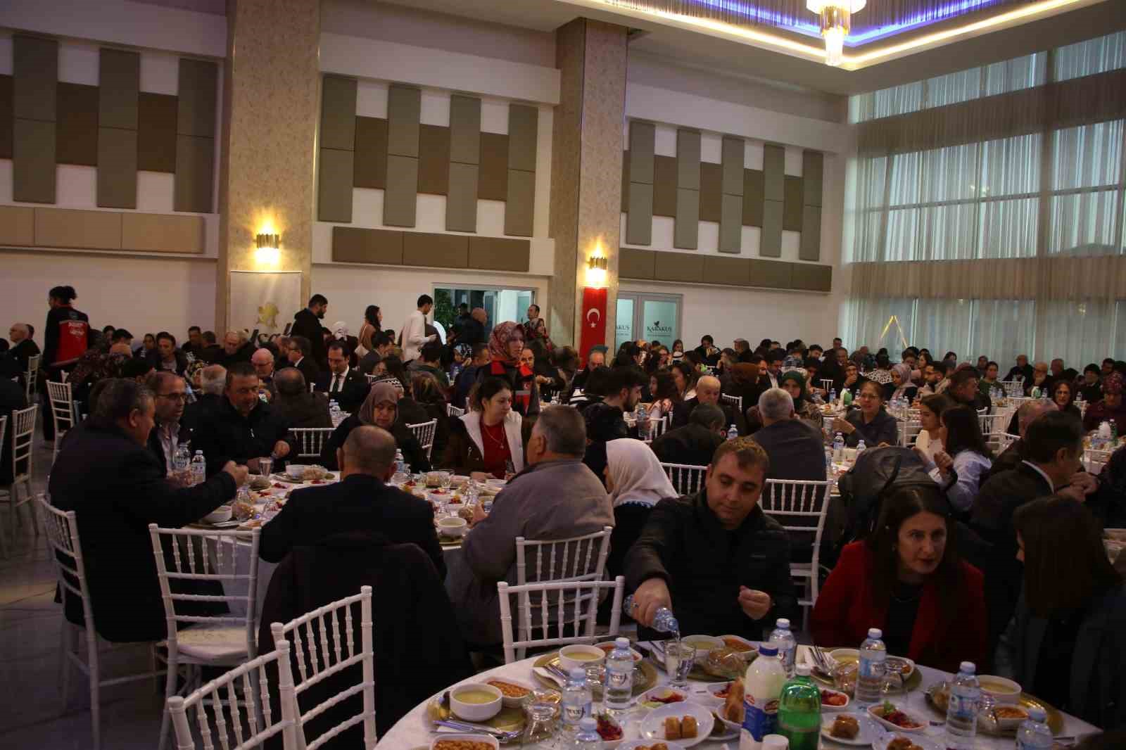 Vali Aktaş, Ramazan’ın ilk iftarında şehit yakınları ve gazilerle bir araya geldi
