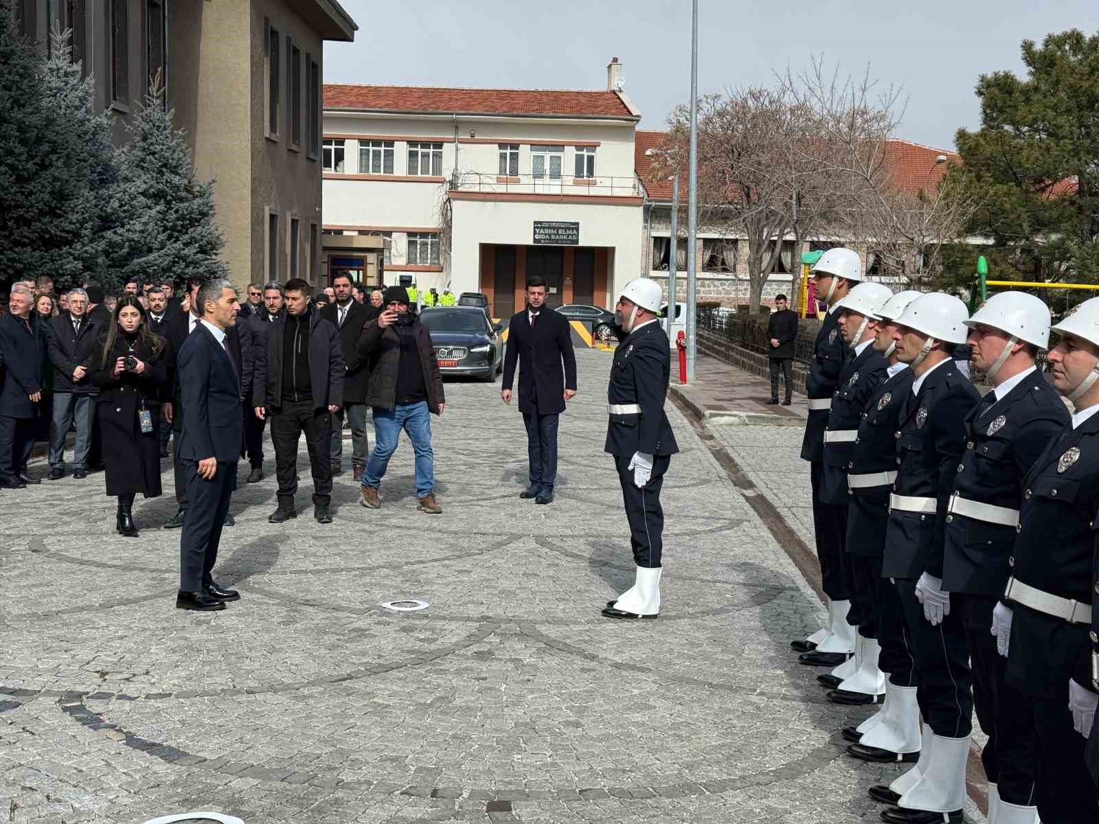 Vali Aktaş: "Şahsıma duyulan bu güvene layık olmak en temel hedefim olacak"
Vali Aktaş: "Şahsıma duyulan bu güvene layık olmak en temel hedefim olacak"