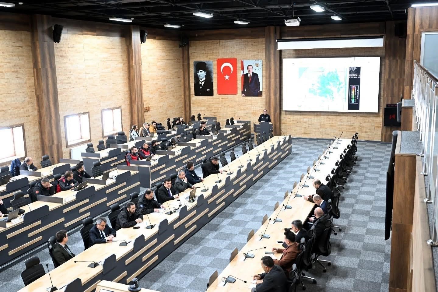 Vali Aydın Baruş başkanlığında, afet ve acil durum toplantısı yapıldı
Vali Aydın Baruş başkanlığında, afet ve acil durum toplantısı yapıldı