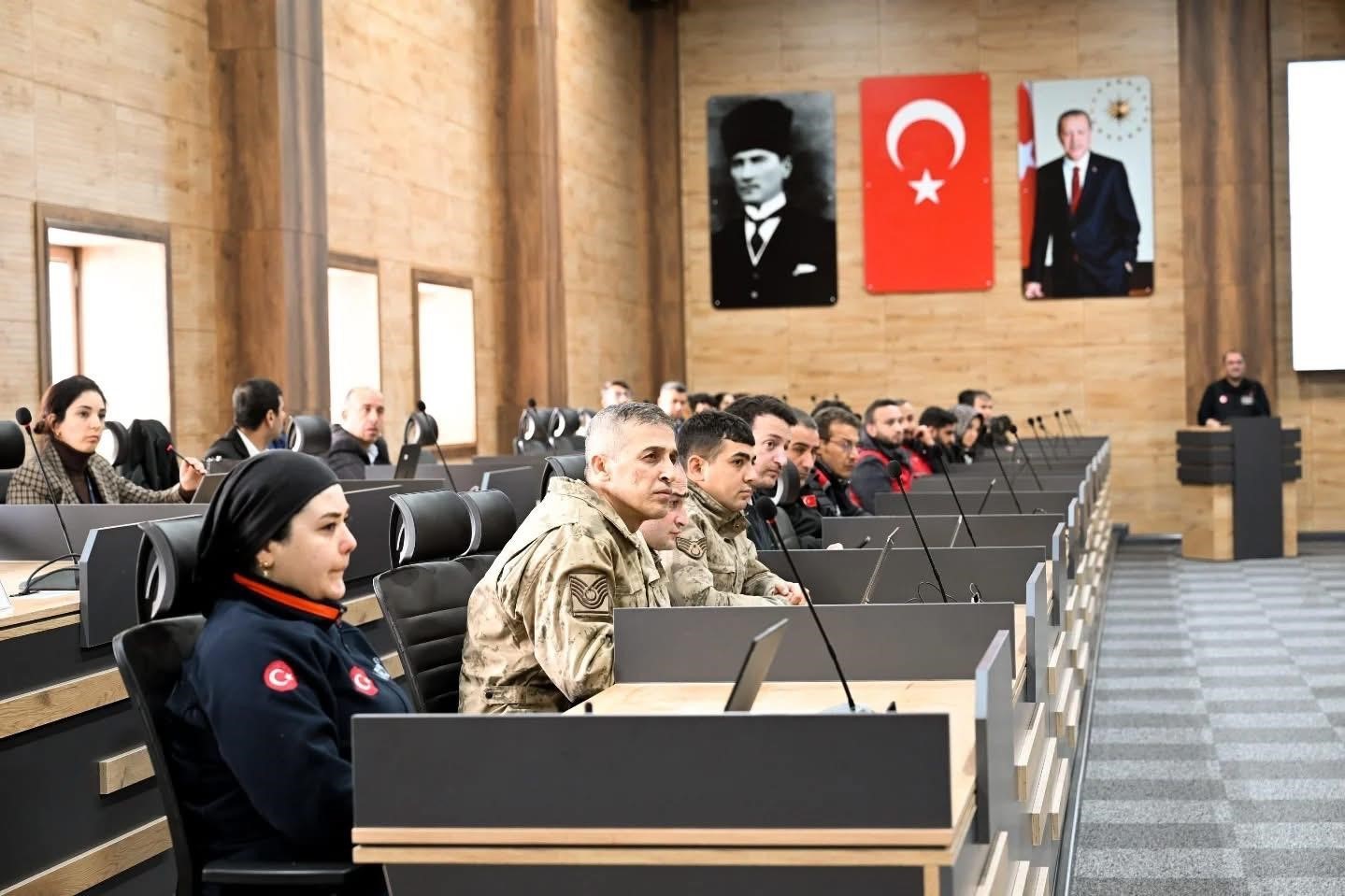Vali Aydın Baruş başkanlığında, afet ve acil durum toplantısı yapıldı
Vali Aydın Baruş başkanlığında, afet ve acil durum toplantısı yapıldı