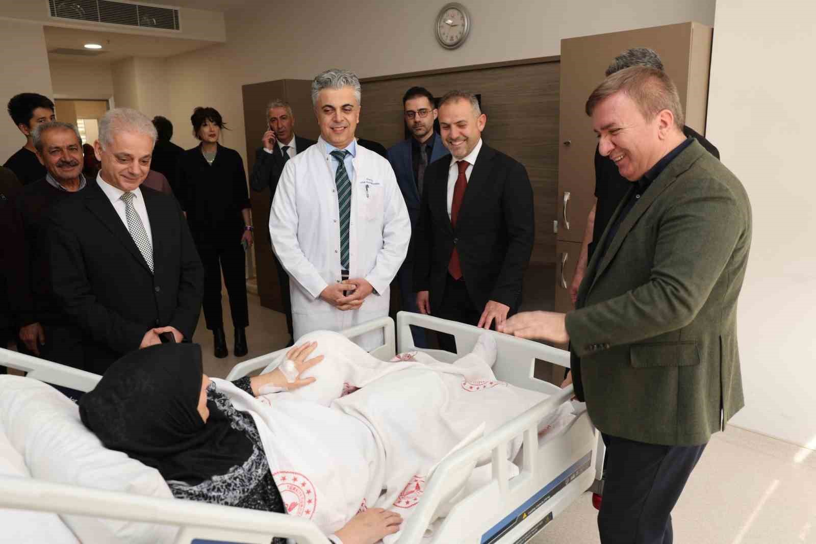 Vali Aydoğdu, hastaların durumu hakkında bilgi aldı
