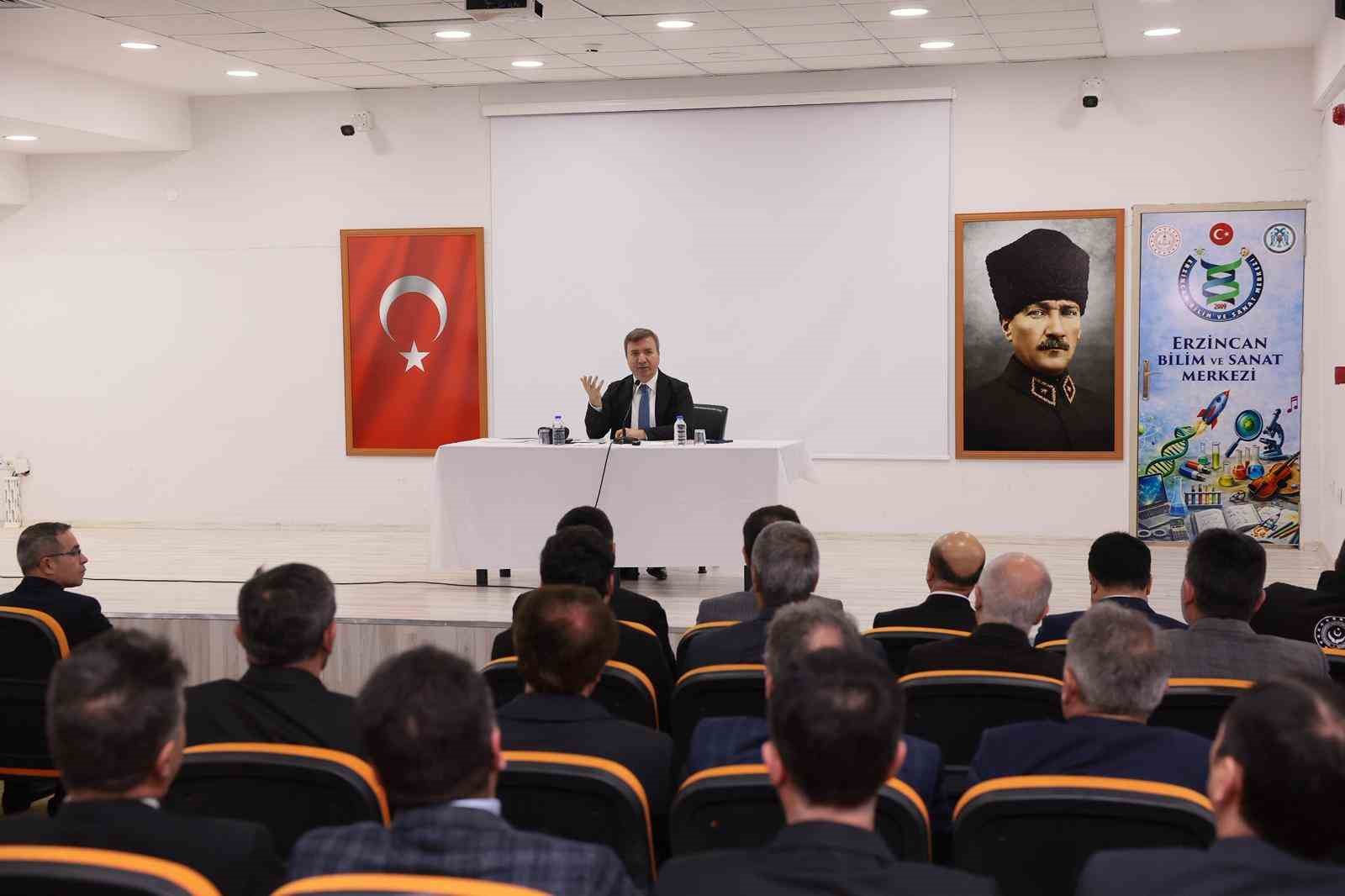 Vali Aydoğdu: "Şiddetle mücadele eğitim seferberliğiyle güçlenecek"
Vali Aydoğdu: "Şiddetle mücadele eğitim seferberliğiyle güçlenecek"