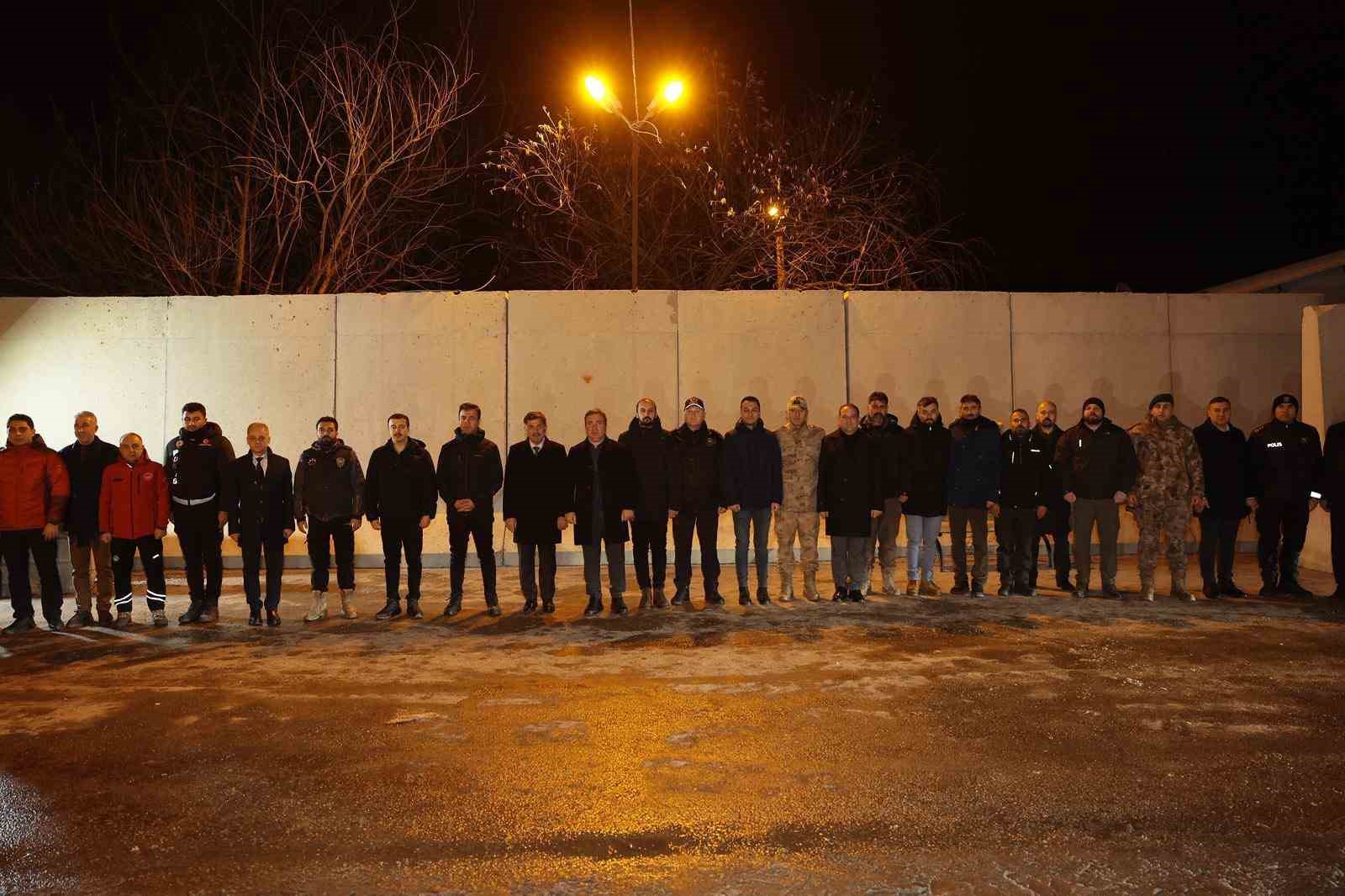 Vali Aydoğdu, yeni yıla polis uygulama noktasında girdi
