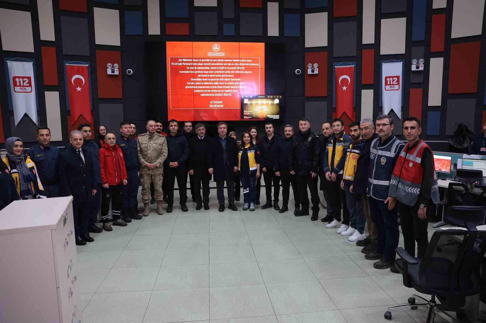 Vali Aydoğdu’dan 112 Acil Çağrı Merkezi’ne yılbaşı ziyareti
Vali Aydoğdu’dan 112 Acil Çağrı Merkezi’ne yılbaşı ziyareti