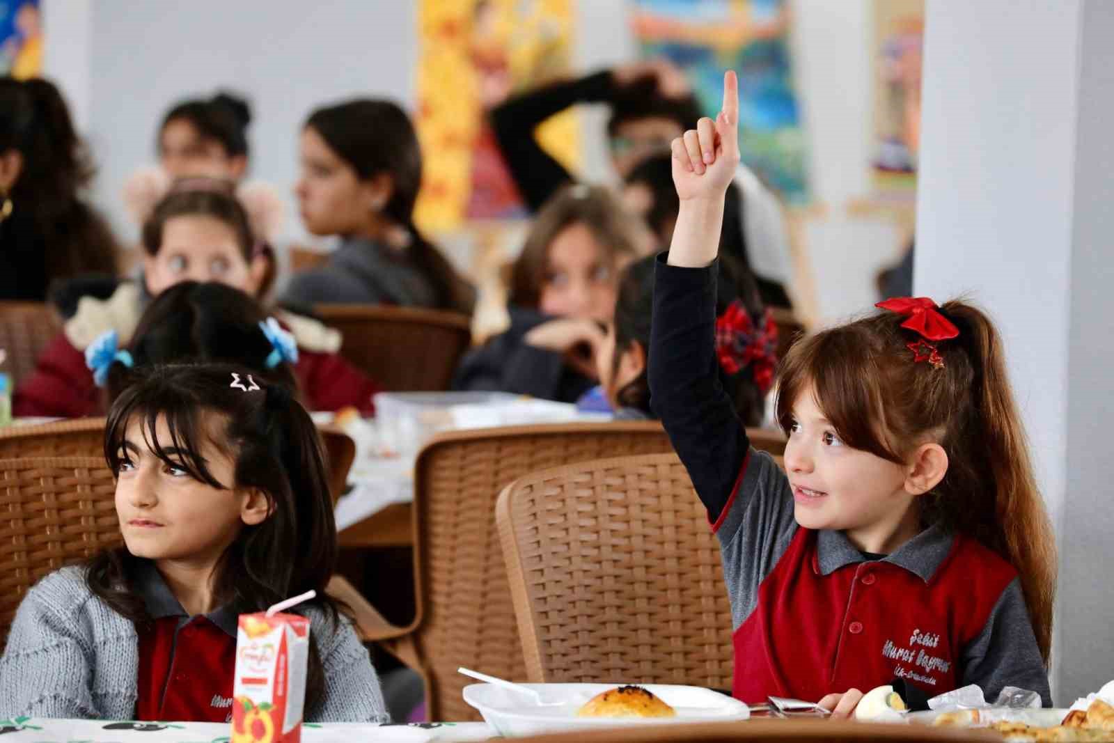 Vali Aydoğdu’dan gençlere hem değer hem spor vurgusu
Vali Aydoğdu’dan gençlere hem değer hem spor vurgusu