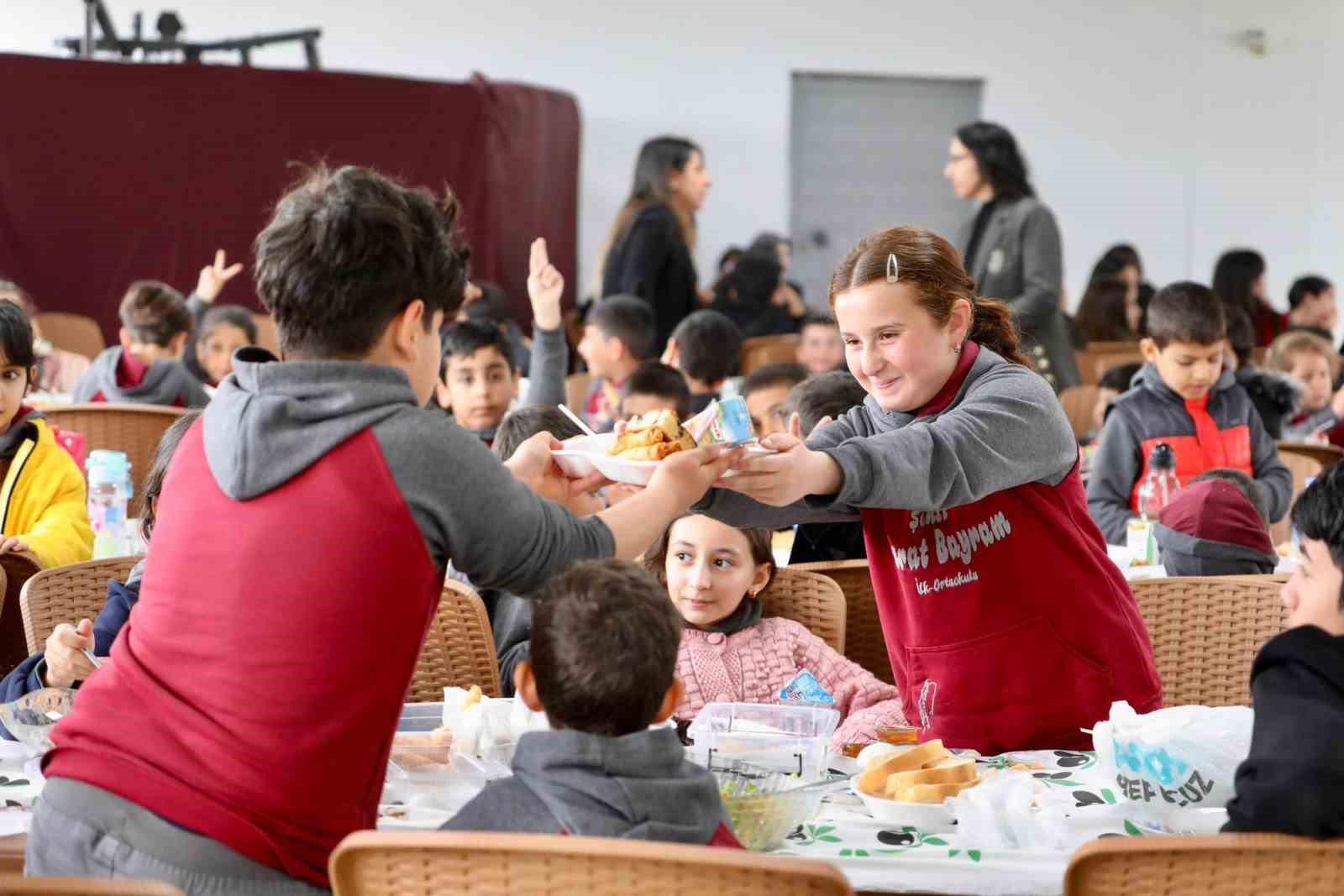 Vali Aydoğdu’dan gençlere hem değer hem spor vurgusu
Vali Aydoğdu’dan gençlere hem değer hem spor vurgusu