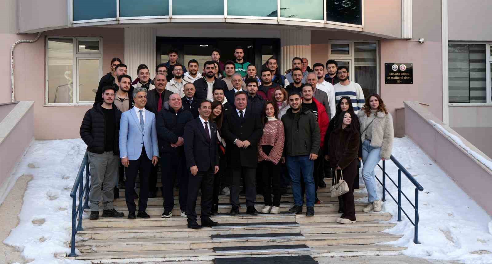 Vali Aydoğdu’dan gençlere mesaj: "Gençler yüksek sesle değil, aynı hizadan konuşulmak istiyor"
Vali Aydoğdu’dan gençlere mesaj: "Gençler yüksek sesle değil, aynı hizadan konuşulmak istiyor"