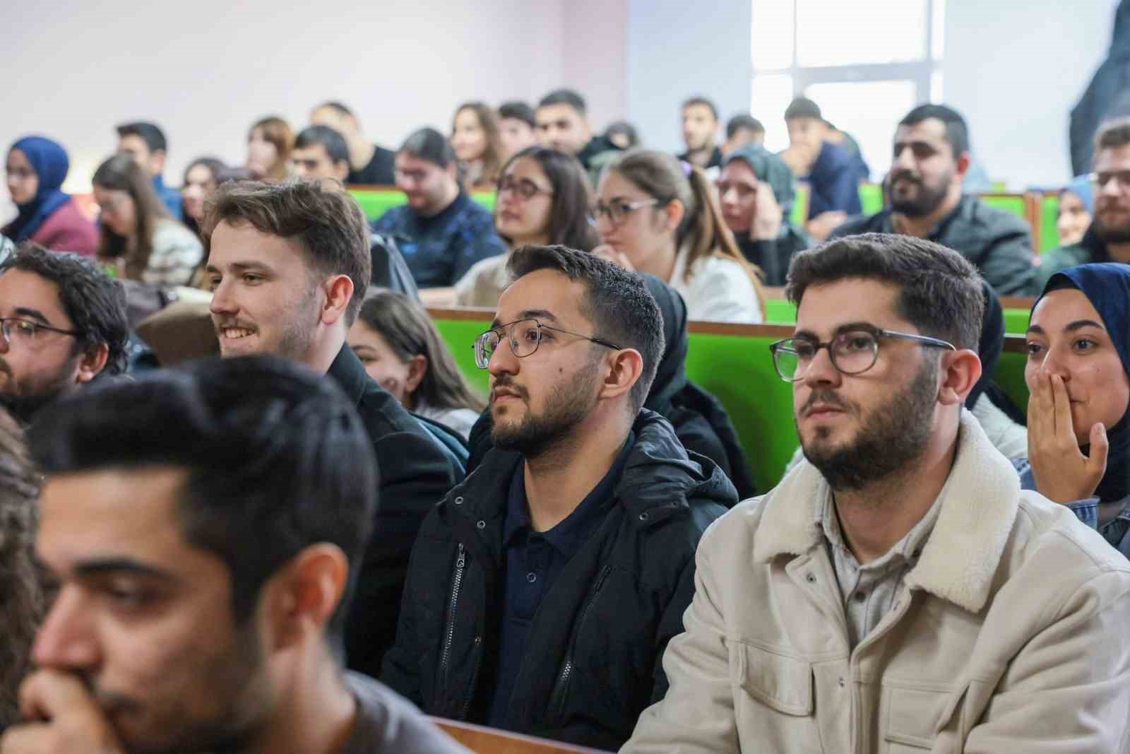 Vali Aydoğdu’dan gençlere mesaj: "Gençler yüksek sesle değil, aynı hizadan konuşulmak istiyor"
Vali Aydoğdu’dan gençlere mesaj: "Gençler yüksek sesle değil, aynı hizadan konuşulmak istiyor"