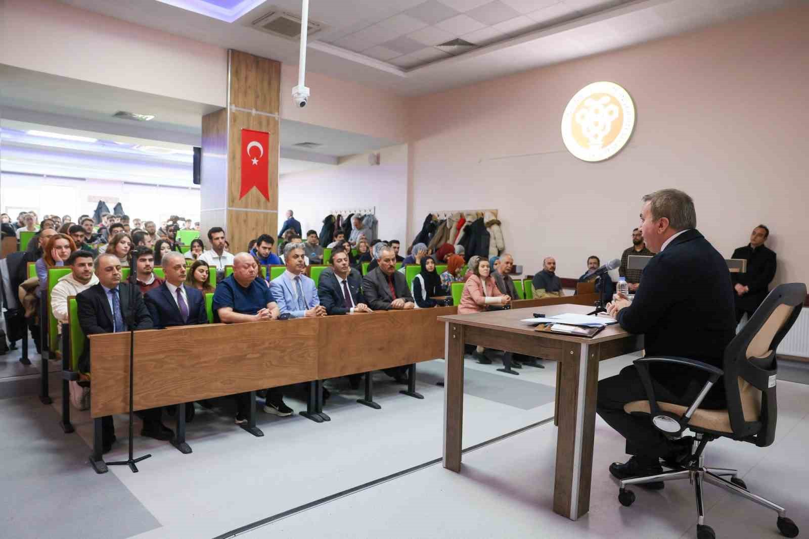 Vali Aydoğdu’dan gençlere mesaj: "Gençler yüksek sesle değil, aynı hizadan konuşulmak istiyor"
Vali Aydoğdu’dan gençlere mesaj: "Gençler yüksek sesle değil, aynı hizadan konuşulmak istiyor"