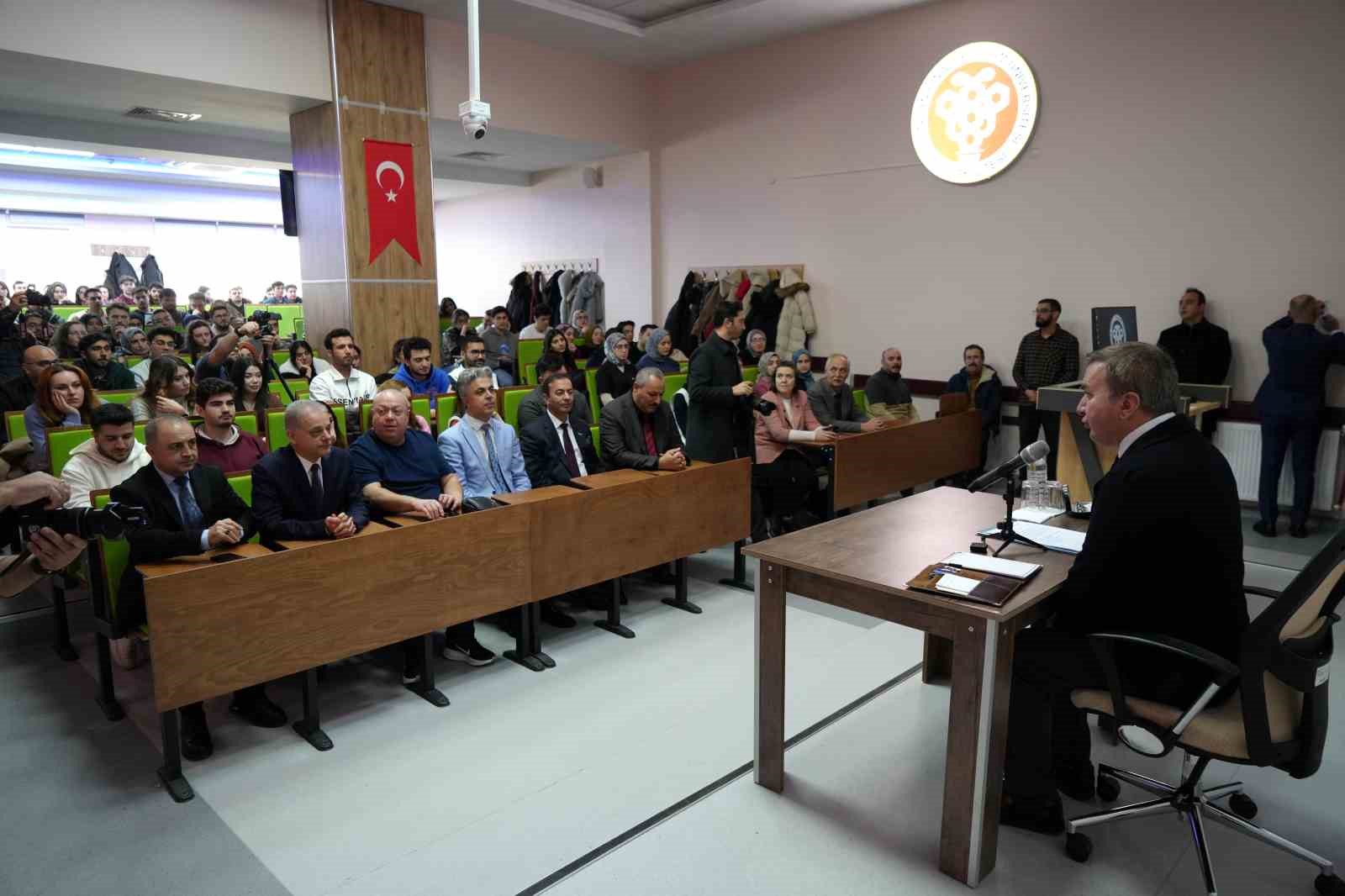 Vali Aydoğdu’dan gençlere mesaj: "Gençler yüksek sesle değil, aynı hizadan konuşulmak istiyor"
Vali Aydoğdu’dan gençlere mesaj: "Gençler yüksek sesle değil, aynı hizadan konuşulmak istiyor"