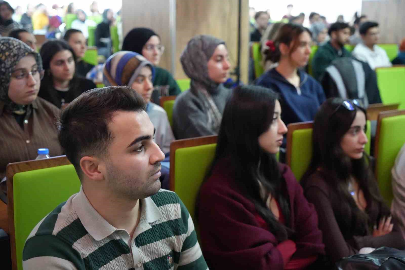 Vali Aydoğdu’dan gençlere mesaj: "Gençler yüksek sesle değil, aynı hizadan konuşulmak istiyor"
Vali Aydoğdu’dan gençlere mesaj: "Gençler yüksek sesle değil, aynı hizadan konuşulmak istiyor"