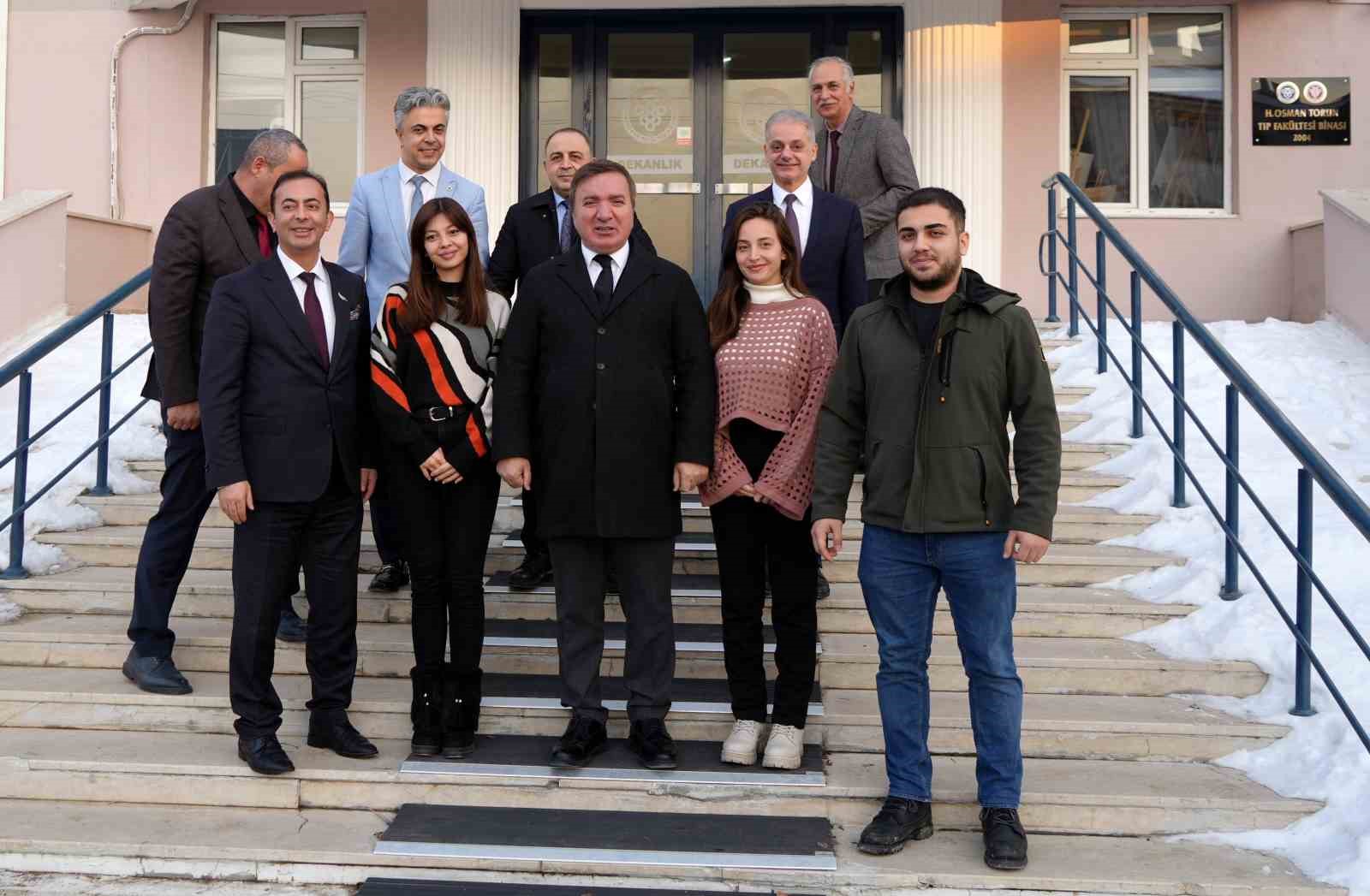 Vali Aydoğdu’dan gençlere mesaj: "Gençler yüksek sesle değil, aynı hizadan konuşulmak istiyor"
Vali Aydoğdu’dan gençlere mesaj: "Gençler yüksek sesle değil, aynı hizadan konuşulmak istiyor"