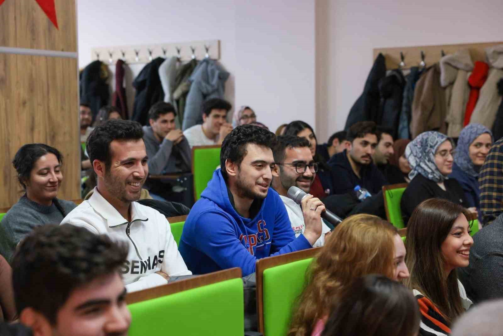 Vali Aydoğdu’dan gençlere mesaj: "Gençler yüksek sesle değil, aynı hizadan konuşulmak istiyor"
Vali Aydoğdu’dan gençlere mesaj: "Gençler yüksek sesle değil, aynı hizadan konuşulmak istiyor"