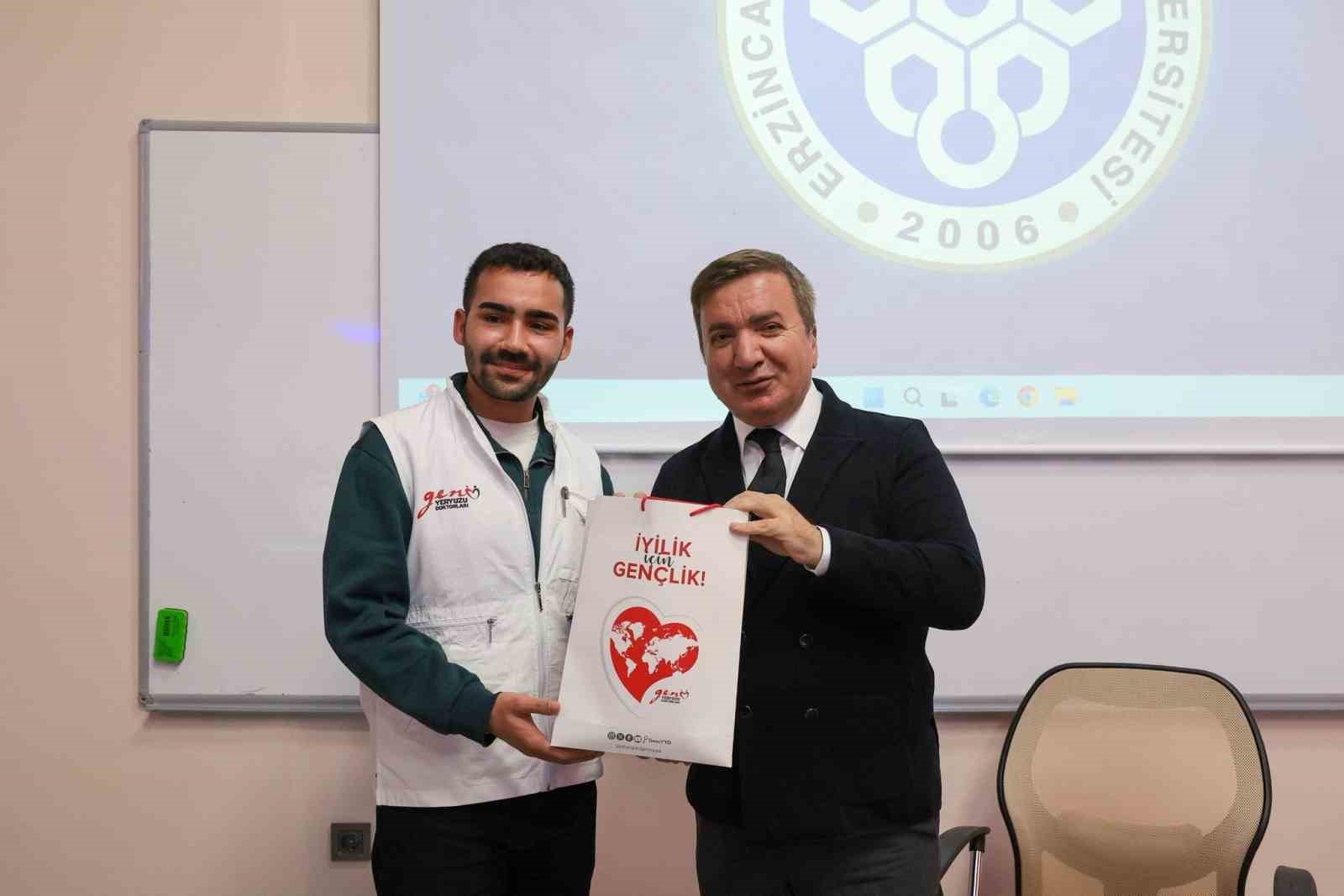 Vali Aydoğdu’dan gençlere mesaj: "Gençler yüksek sesle değil, aynı hizadan konuşulmak istiyor"
Vali Aydoğdu’dan gençlere mesaj: "Gençler yüksek sesle değil, aynı hizadan konuşulmak istiyor"