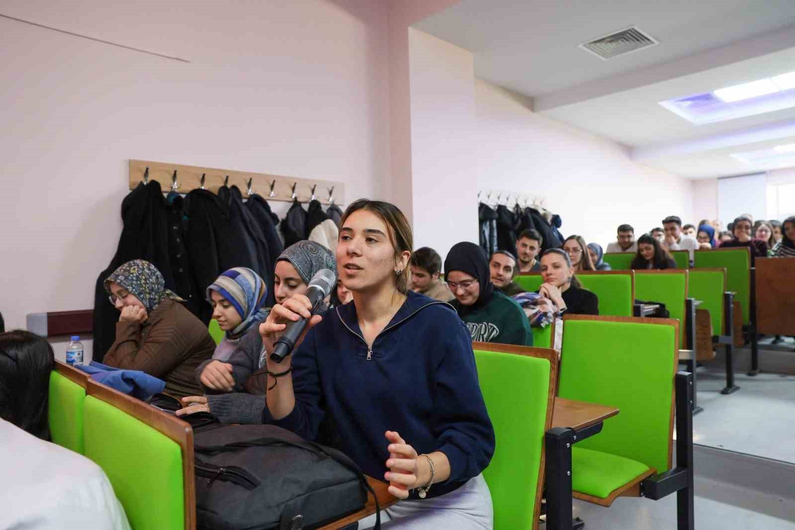 Vali Aydoğdu’dan gençlere mesaj: "Gençler yüksek sesle değil, aynı hizadan konuşulmak istiyor"
Vali Aydoğdu’dan gençlere mesaj: "Gençler yüksek sesle değil, aynı hizadan konuşulmak istiyor"