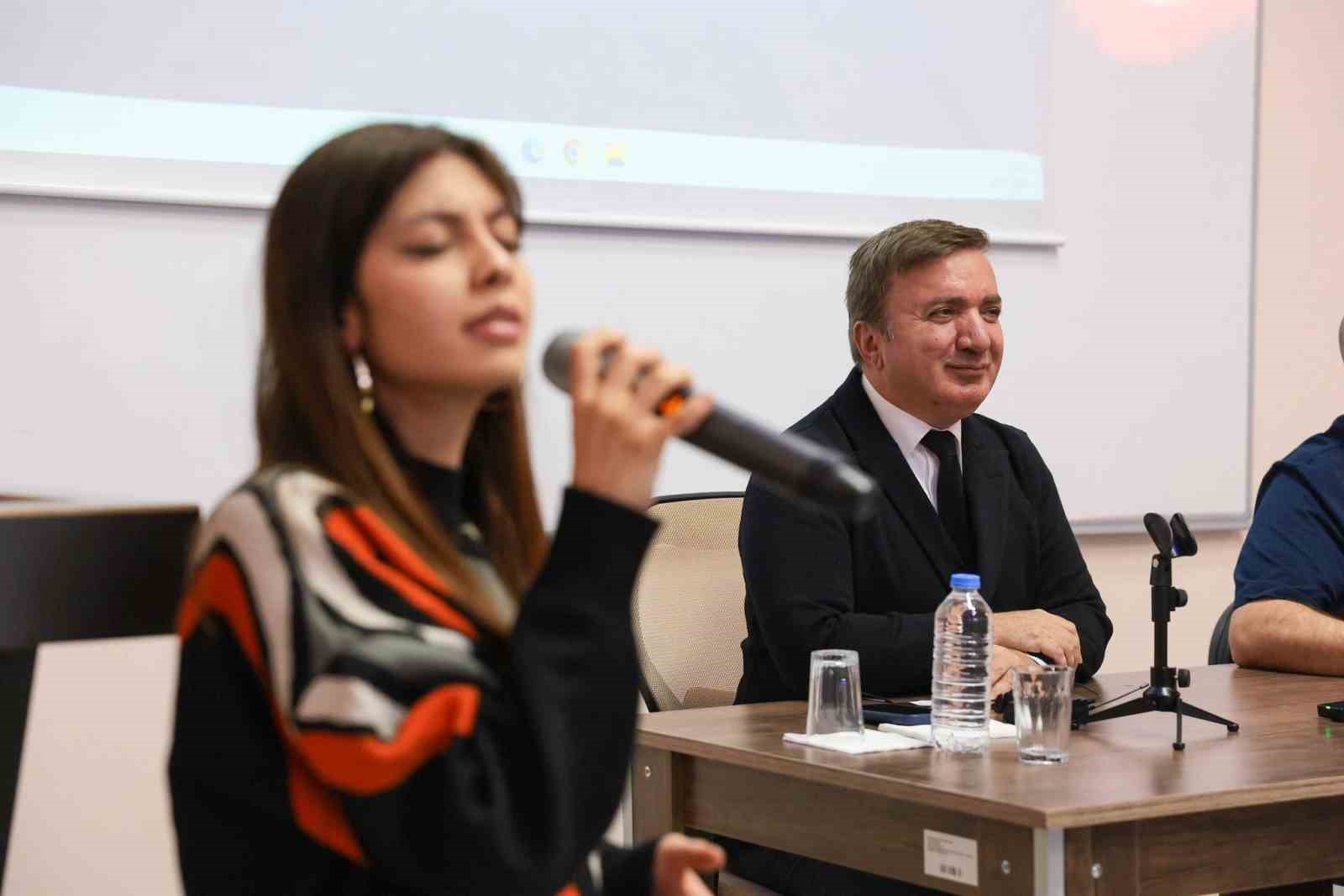 Vali Aydoğdu’dan gençlere mesaj: "Gençler yüksek sesle değil, aynı hizadan konuşulmak istiyor"
Vali Aydoğdu’dan gençlere mesaj: "Gençler yüksek sesle değil, aynı hizadan konuşulmak istiyor"