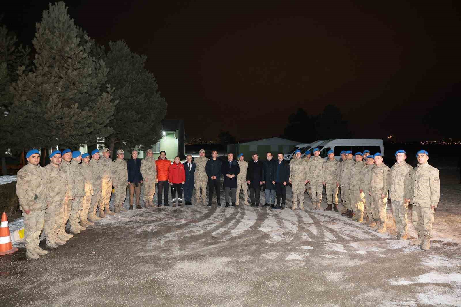 Vali Aydoğdu’dan Jandarma Komando Asayiş Bölüğü’ne yeni yıl ziyareti
Vali Aydoğdu’dan Jandarma Komando Asayiş Bölüğü’ne yeni yıl ziyareti