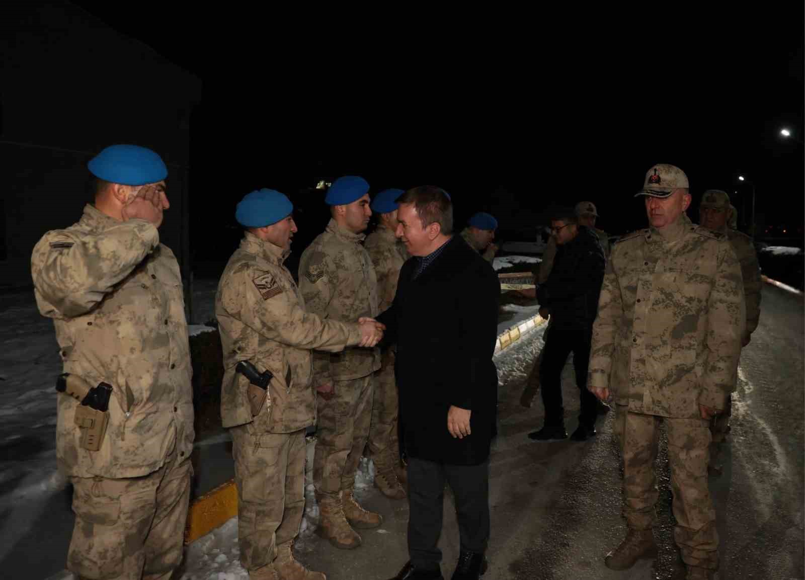 Vali Aydoğdu’dan Jandarma Komando Asayiş Bölüğü’ne yeni yıl ziyareti
Vali Aydoğdu’dan Jandarma Komando Asayiş Bölüğü’ne yeni yıl ziyareti