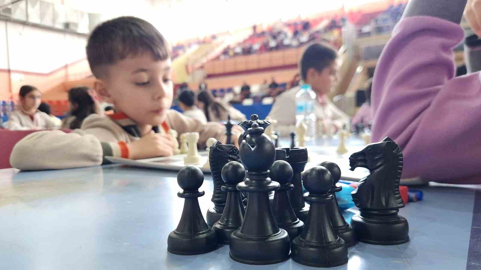 Vali Aygöl ilk hamleyi yaptı, turnuva başladı
