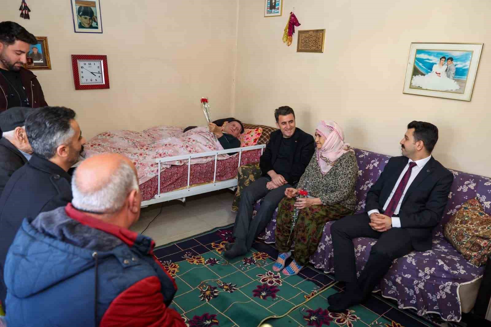 Vali Aygöl, kendisine patik hediye eden Hatun teyze ile bir araya geldi
