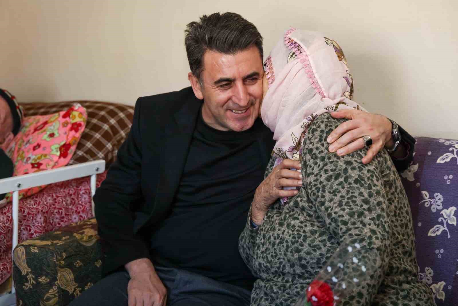 Vali Aygöl, kendisine patik hediye eden Hatun teyze ile bir araya geldi
