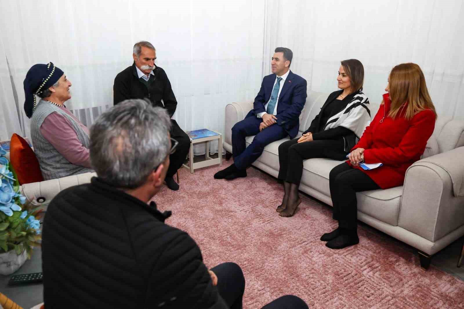 Vali Aygöl’den üç kuşağı buluşturan aileye ziyaret
Vali Aygöl’den üç kuşağı buluşturan aileye ziyaret