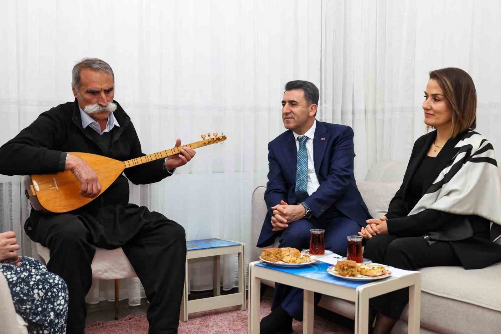 Vali Aygöl’den üç kuşağı buluşturan aileye ziyaret
Vali Aygöl’den üç kuşağı buluşturan aileye ziyaret