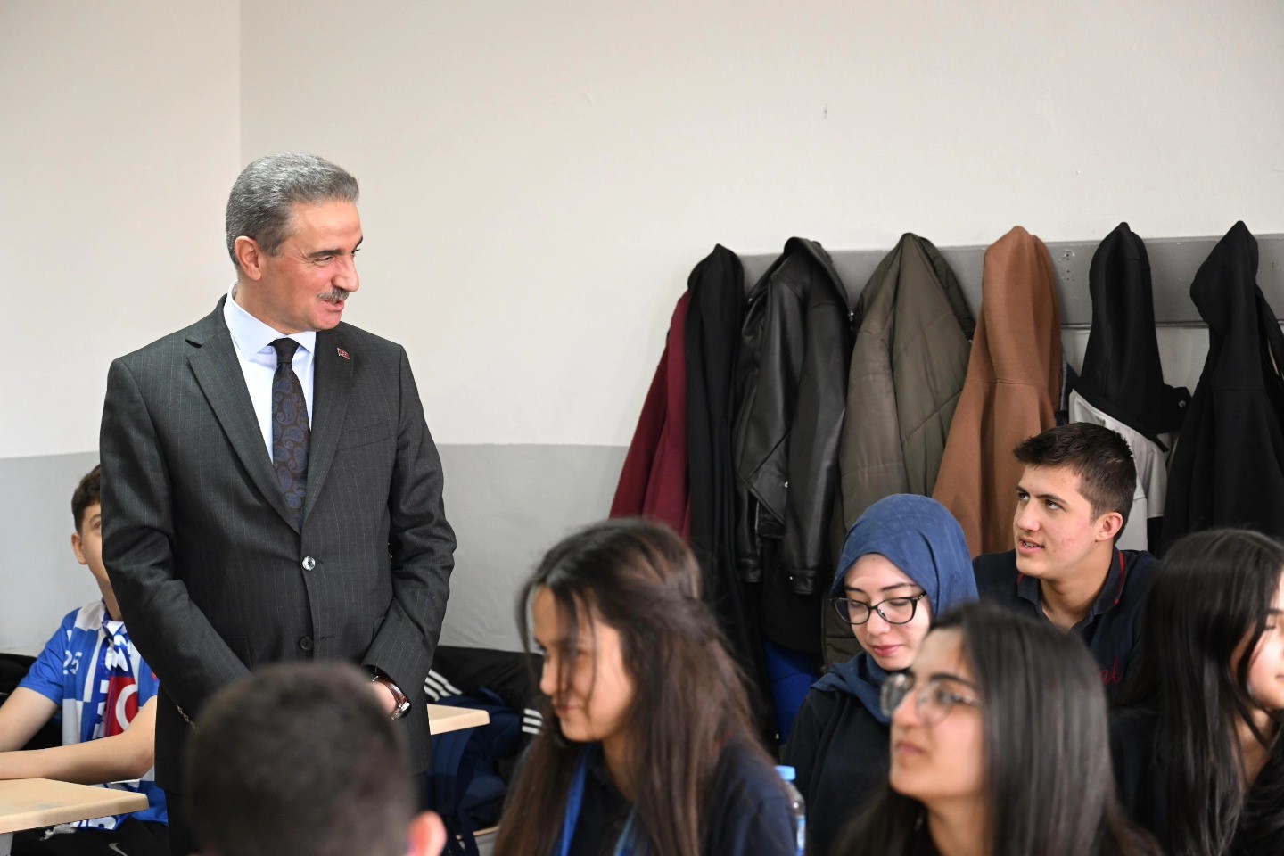 Vali Baruş, lise öğrencileriyle buluştu
