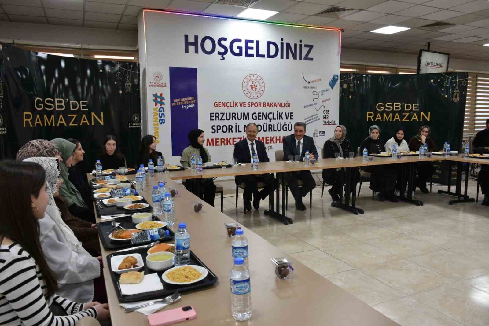 Vali Baruş, öğrencilerle iftar sofrasında buluştu
