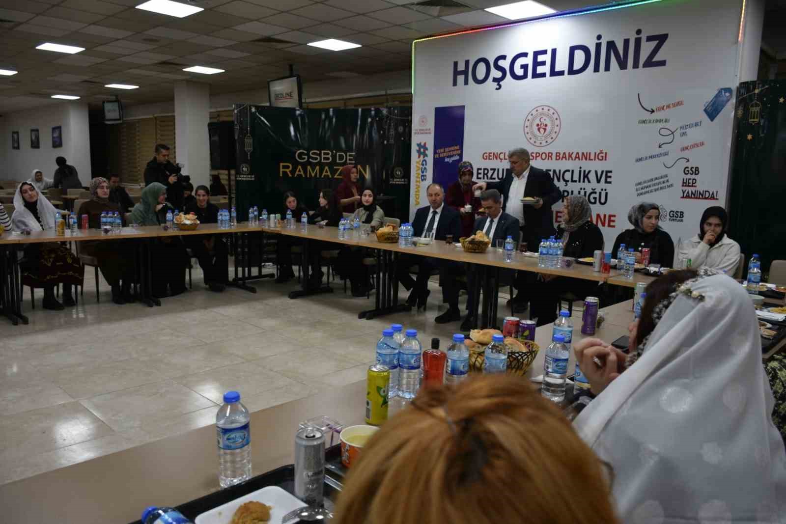 Vali Baruş, öğrencilerle iftar sofrasında buluştu
