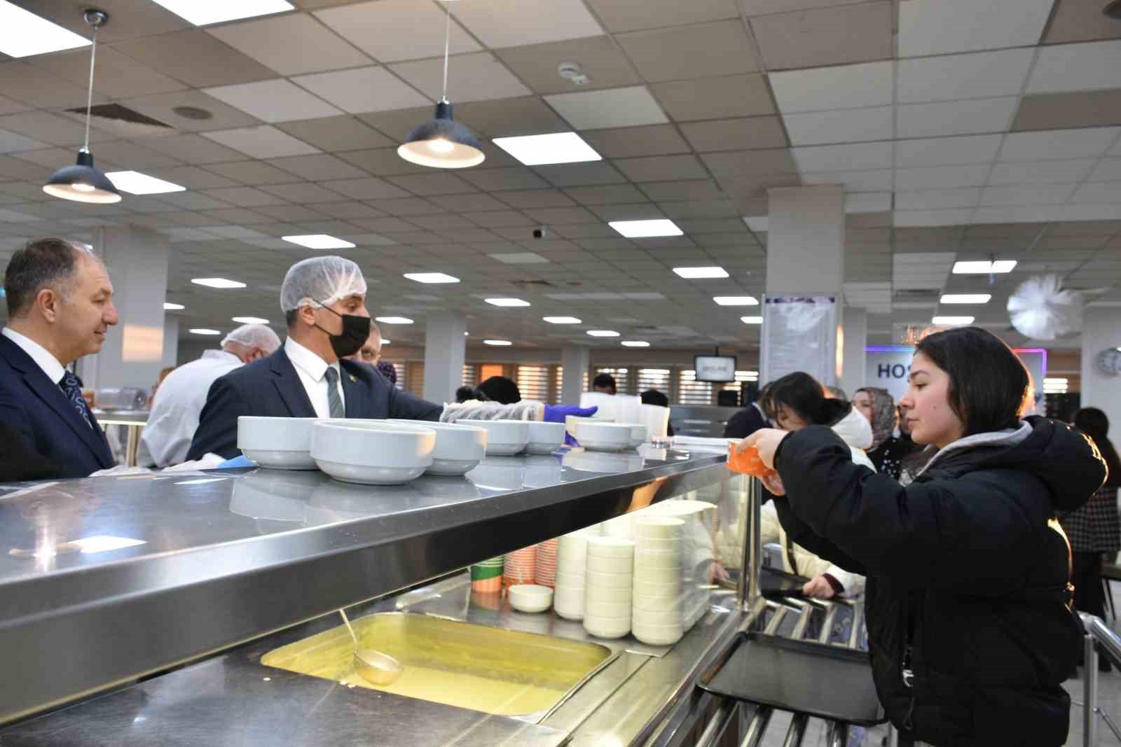 Vali Baruş, öğrencilerle iftar sofrasında buluştu
