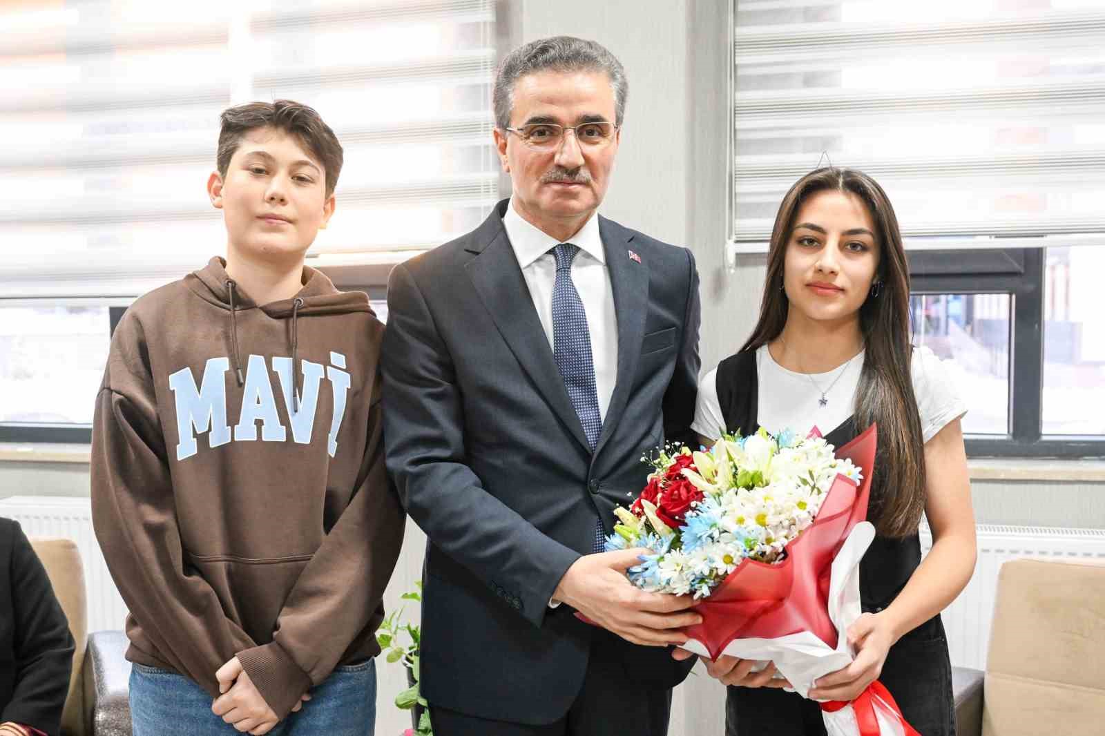 Vali Baruş öğrencilerle iftar yaptı
