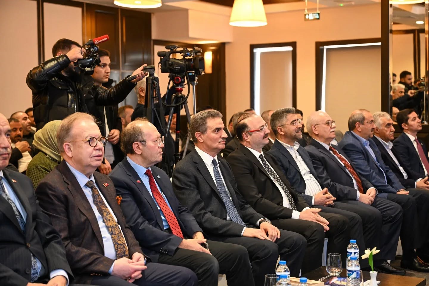 Vali Baruş, Palandöken Ekonomi Zirvesi’nde konuştu
Vali Baruş, Palandöken Ekonomi Zirvesi’nde konuştu