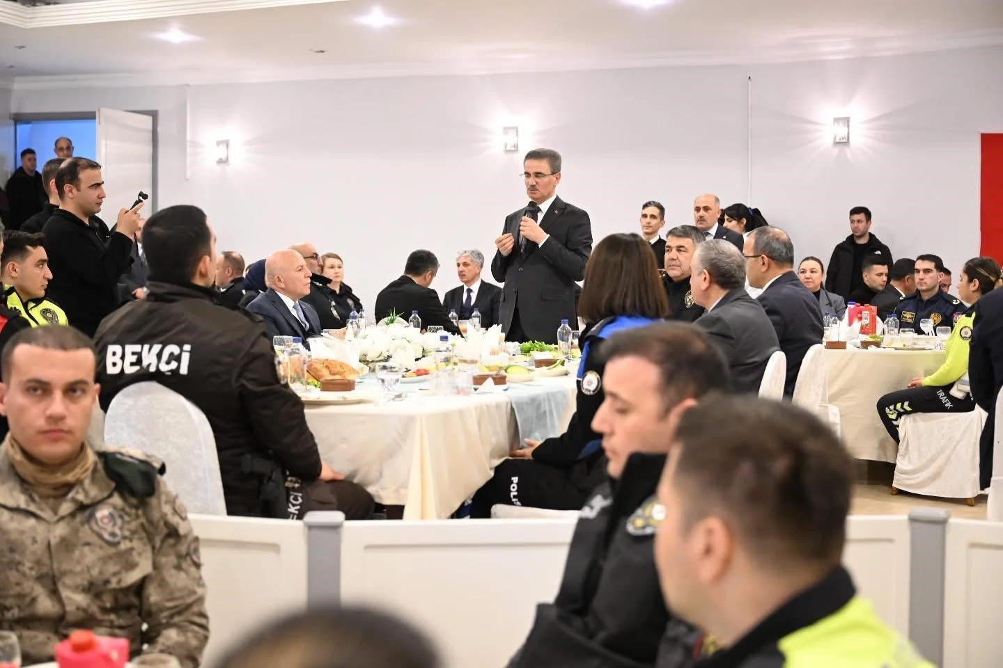 Vali Baruş, polis evinde iftar programında emniyet mensupları ile bir araya geldi
