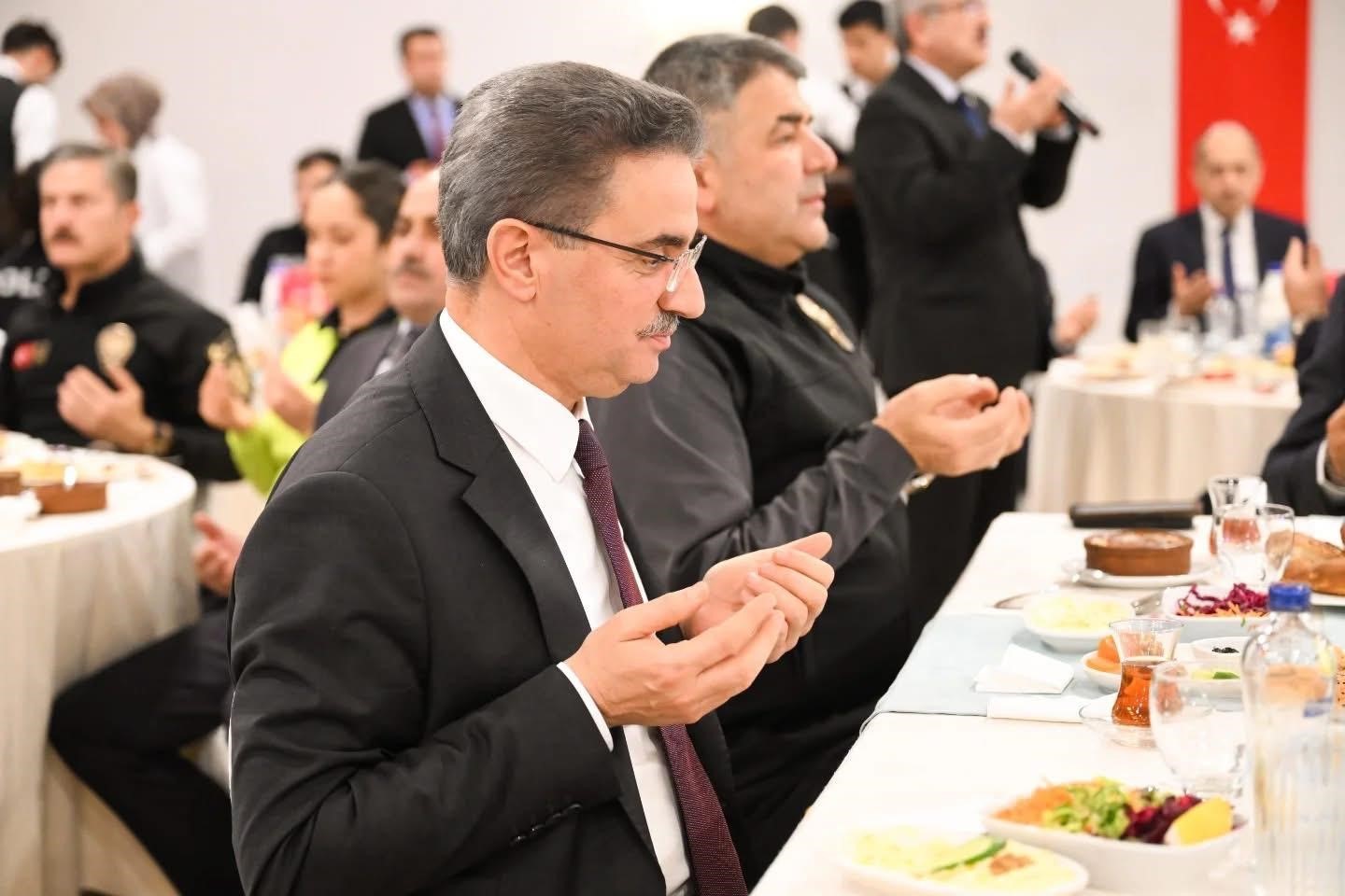 Vali Baruş, polis evinde iftar programında emniyet mensupları ile bir araya geldi
